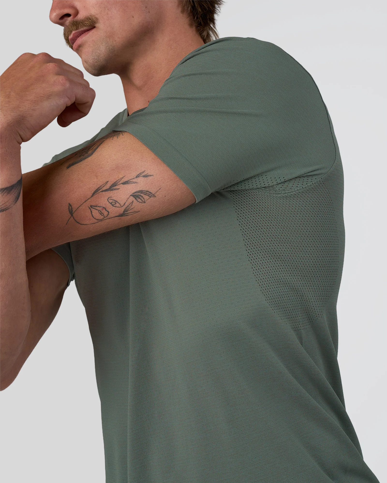 AeroFLX+ Seamless Set In Tee - Graphite/Graphite