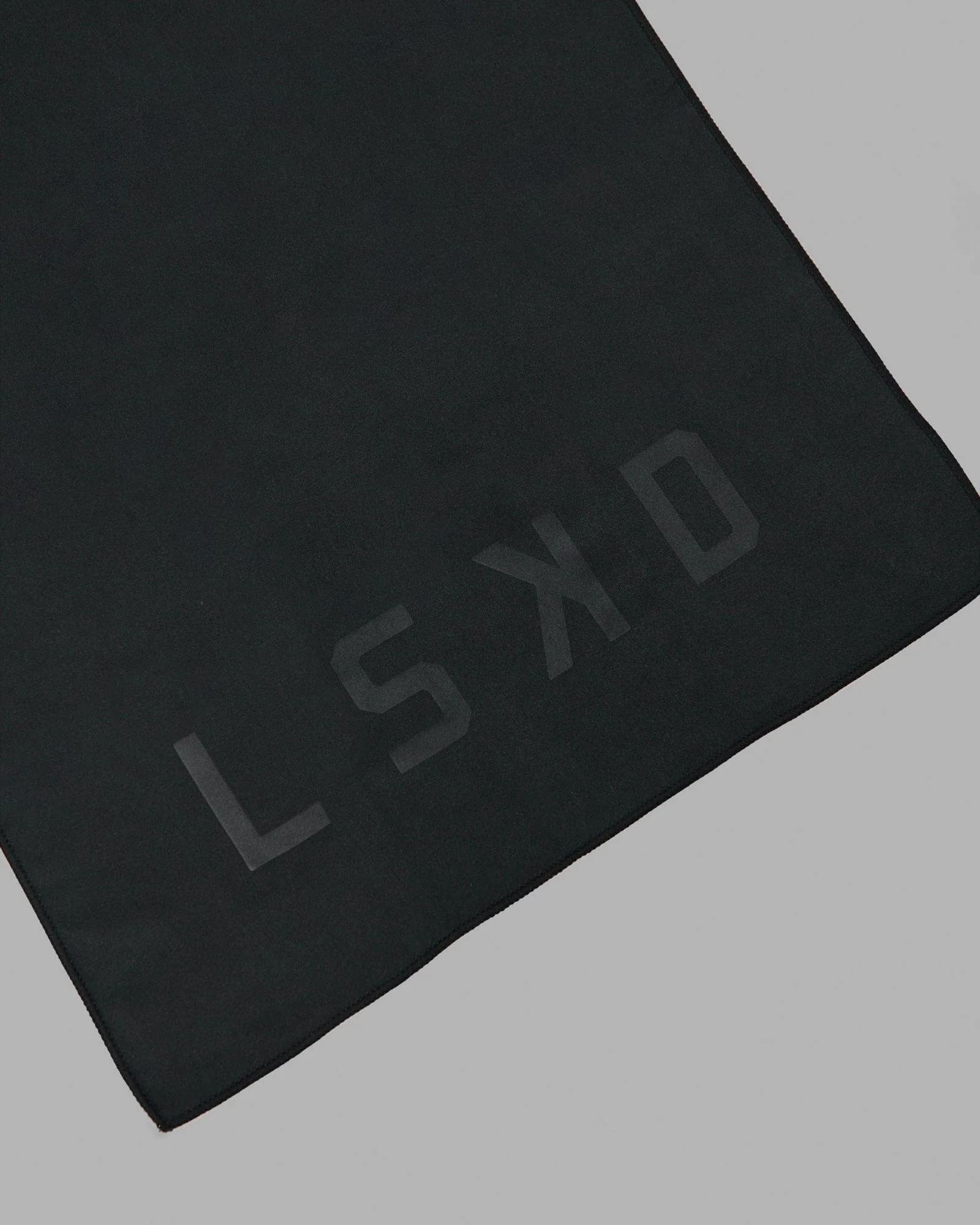 Perform Microfibre Lightweight Towel Medium - Black 3 Perform Microfibre Lightweight Towel Medium - Black