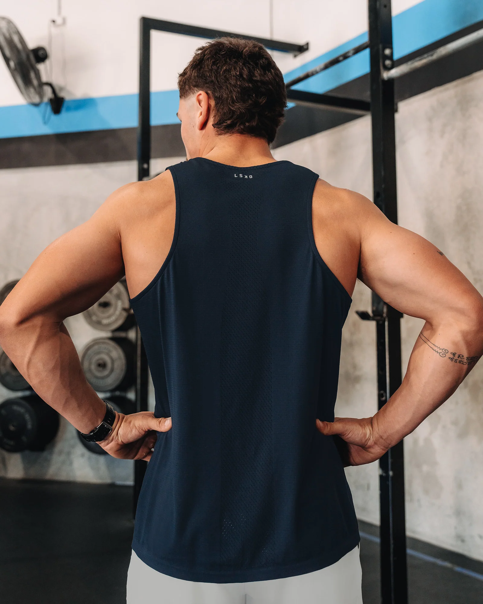 AeroFLX+ Seamless Tank - Navy/Navy 3 AeroFLX+ Seamless Tank - Navy/Navy