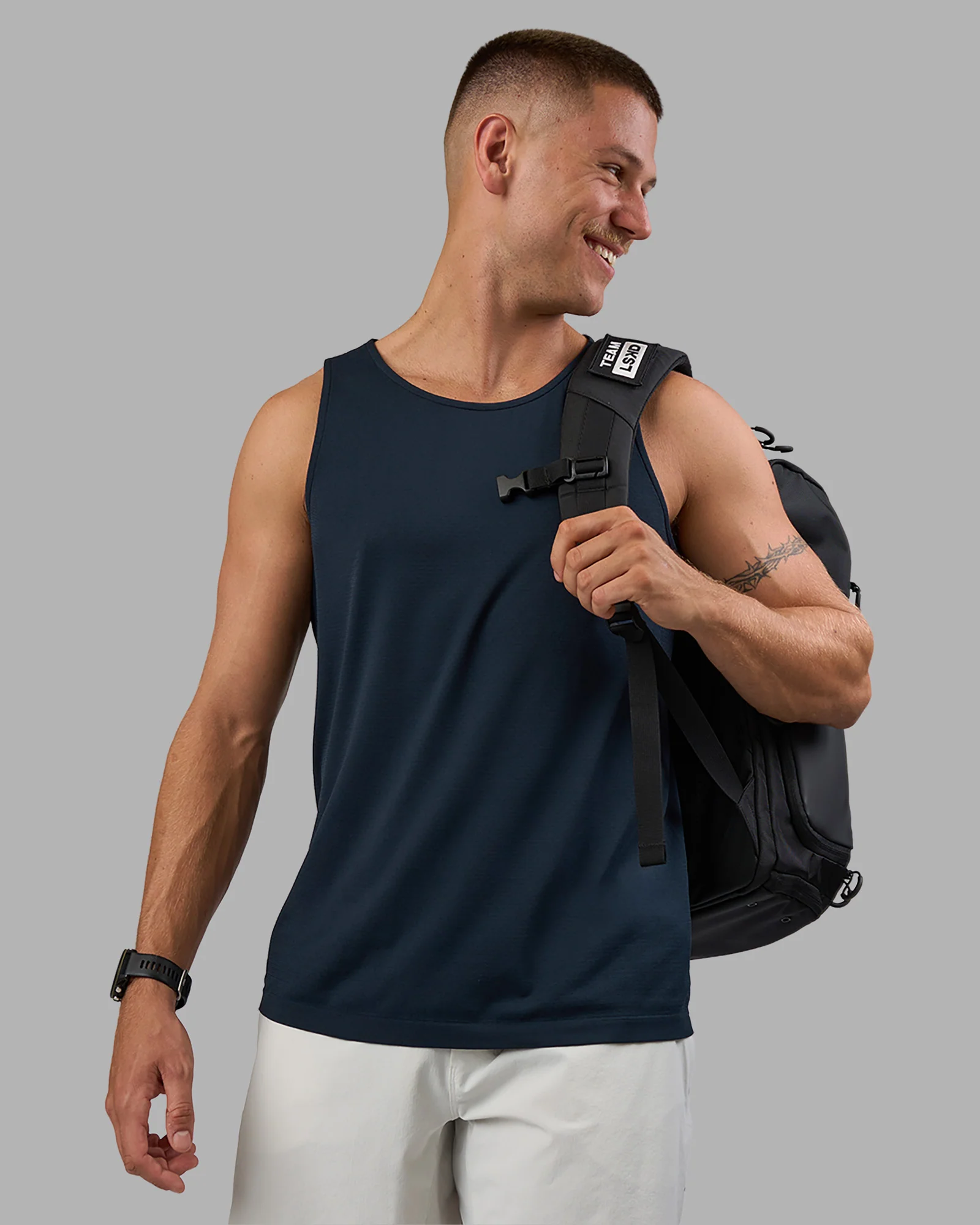 AeroFLX+ Seamless Tank - Navy/Navy 6 AeroFLX+ Seamless Tank - Navy/Navy